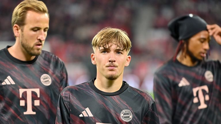 Der FC Bayern muss vorerst auf Lennart Karl (M.) verzichten. 