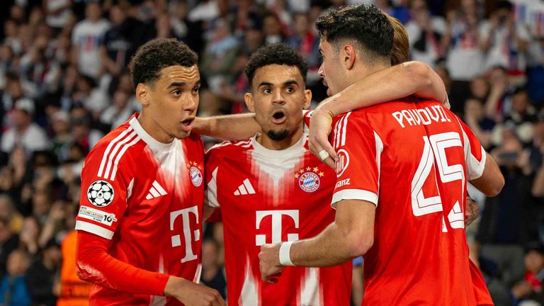 Jamal Musiala (l.) jubelt mit Luis Diaz (M.), Aleksandar Pavlovic und Harry Kane über einen Treffer gegen PSG.