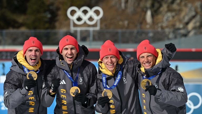 Die deutsche Biathlon-Staffel (von links nach rechts: Simon SchemppErik Lesser, Daniel Böhm, Arnd Peiffer und ) gewinnen Olympiagold - zwölf