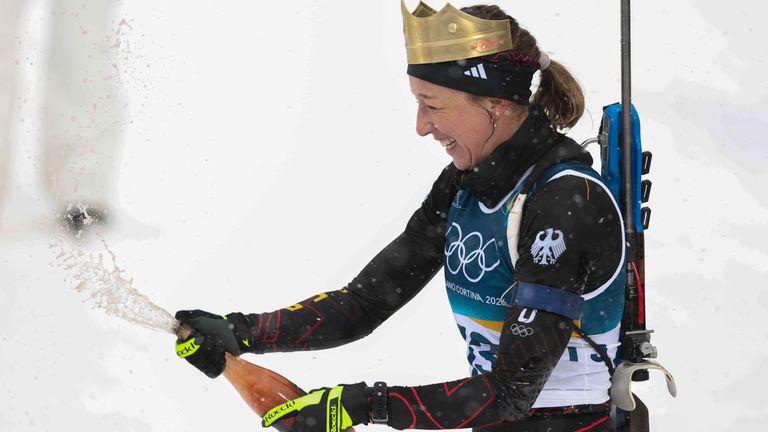 Abschied einer Großen: Franziska Preuß feiert bei den Olympischen Spielen 2026 in Antholz nach dem Massenstart ihr Karriereende.