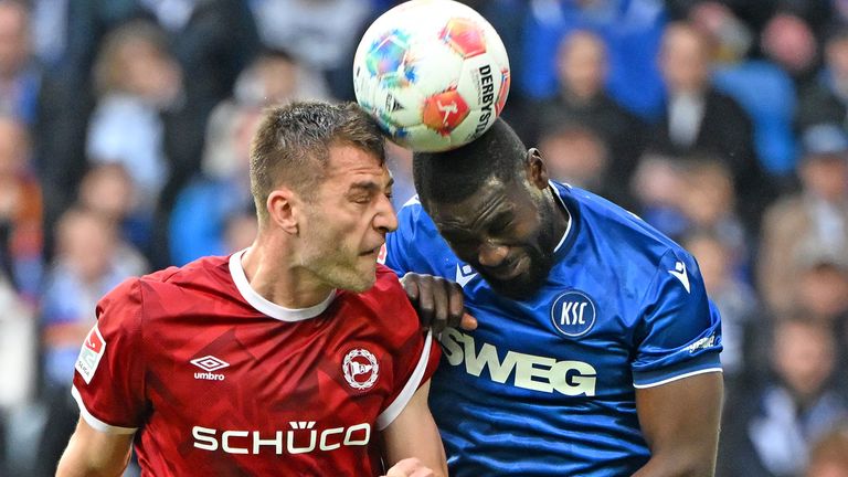 Robin Knoche (l.) und Arminia Bielefeld verlieren beim Karlsruher SC und verpassen damit einen Befreiungsschlag im Abstiegskampf.