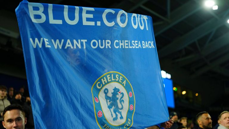 Nach der Pleite in Brighton machten die Anhänger mit „Blue.Co out“-Bannern ihrem Unmut gegenüber den Eigentümern Luft.