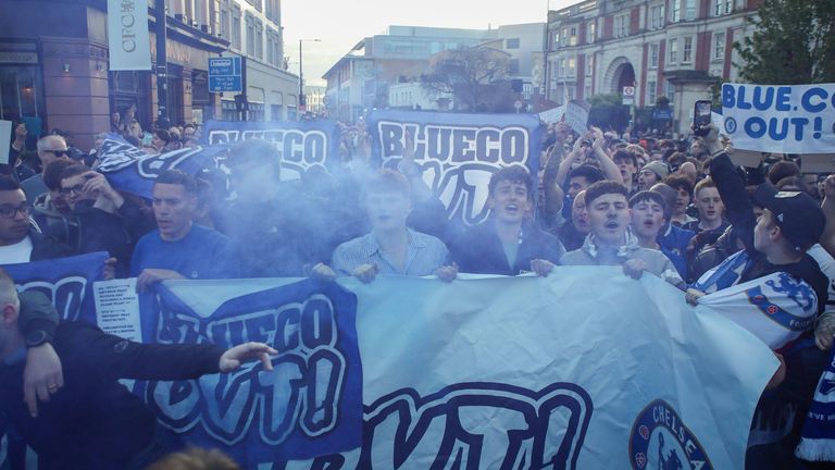 Chelsea-Fans protestieren gegen die Klubbesitzer vor dem Premier League-Spiel gegen Manchester United.