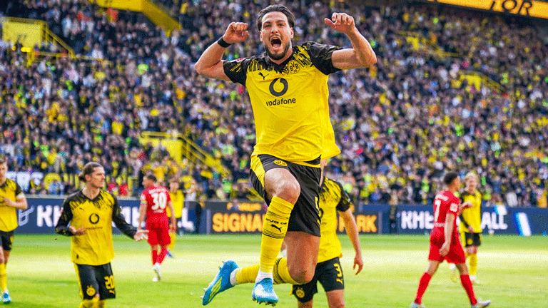 Ramy Bensebaini bejubelt seinen Treffer zum 3:0 für den BVB gegen Freiburg.