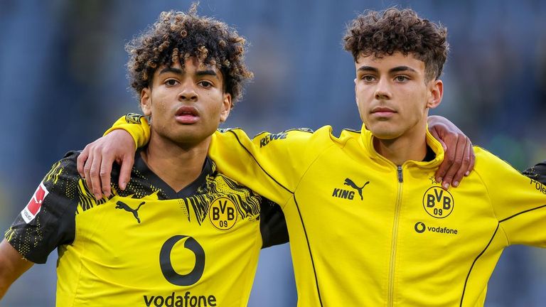 Samuele Inacio und Mathis Albert standen gemeinsam beim Spiel gegen den SC Freiburg für Dortmund auf dem Platz.