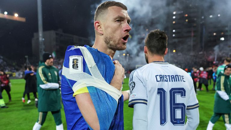 Bosniens Star Edin Dzeko verletzt sich im Spiel gegen Italien an der Schulter.