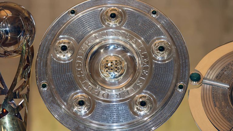 Die Bundesliga-Meisterschale wurde um einen Ring vergrößert und bietet nun Platz für einige weitere Namen. 