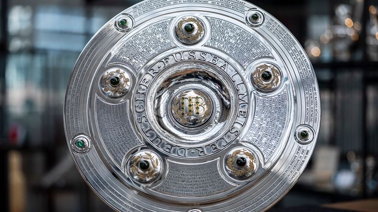 Platz für 30 weitere Champions - die Bundesliga‑Meisterschale wurde erweitert (Credit: DFL/Getty Images/Oliver Hardt)