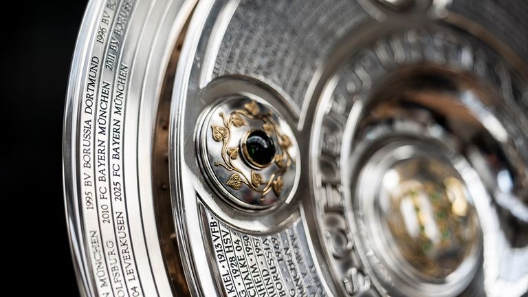 Die Bundesliga‑Meisterschale erhält einen neuen Gravurring (Credit: DFL/Getty Images/Oliver Hardt)