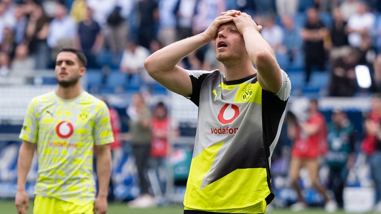 Julian Ryerson (r.) ist fassungslos nach der Niederlage gegen Hoffenheim. HEUTE trifft der BVB auf Freiburg. 