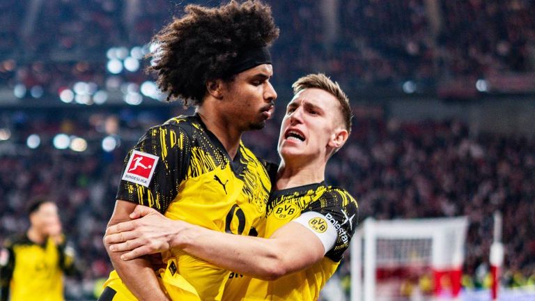 Nico Schlotterbeck und Karim Adeyemi bejubeln den späten Führungstreffer der Dortmunder. 