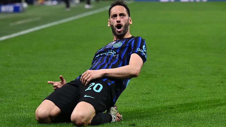 Hakan Calhanoglu bejubelt sein Traumtor für Inter Mailand.
