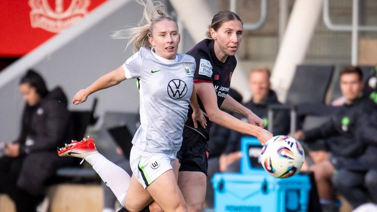 Caroline Kehrer (r.) verlängert ihren Vertrag bei Bayer Leverkusen bis 2027.
