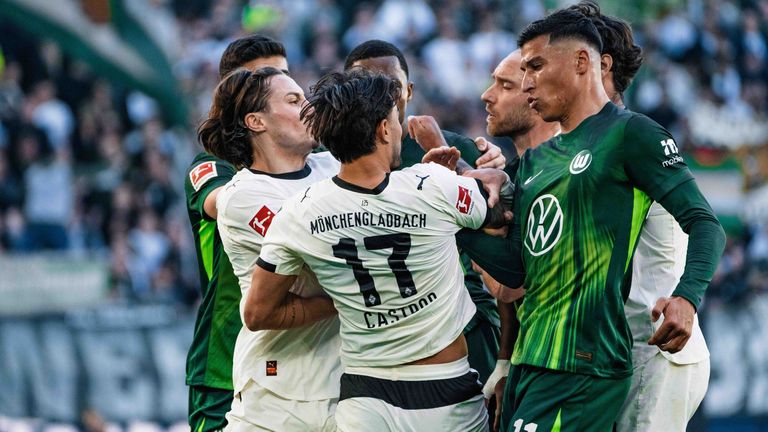 Es kommt zum Handgemenge mit Gladbachs Jens Castrop (17).