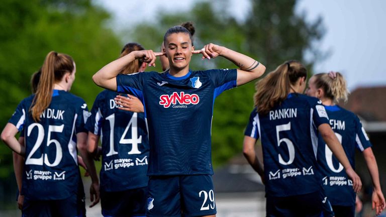 Selina Cerci bejubelt ihren Hattrick gegen den 1. FC Köln.