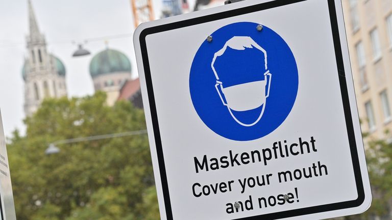 Am 27. Januar 2020 wird der erste Corona-Fall in Deutschland gemeldet. Wenige Zeit später wird die Maskenpflicht ausgerufen.