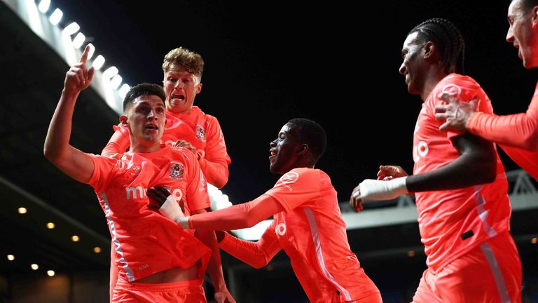 Bobby Thomas schießt Coventry City zurück in die Premier League.