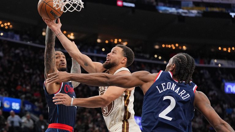 Stephen Curry (M.) muss mit seinen Golden State Warriors ebenso ins Play-In-Turnier wie Kawhi Leonard (r.) und die Los Angeles Clippers. 