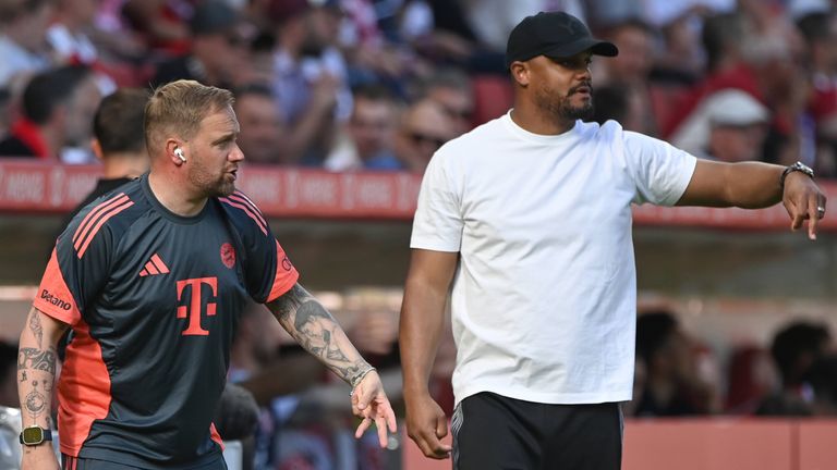 Co-Trainer Aaron Danks (l.) vertritt Vincent Kompany in Paris an der Seitenlinie.