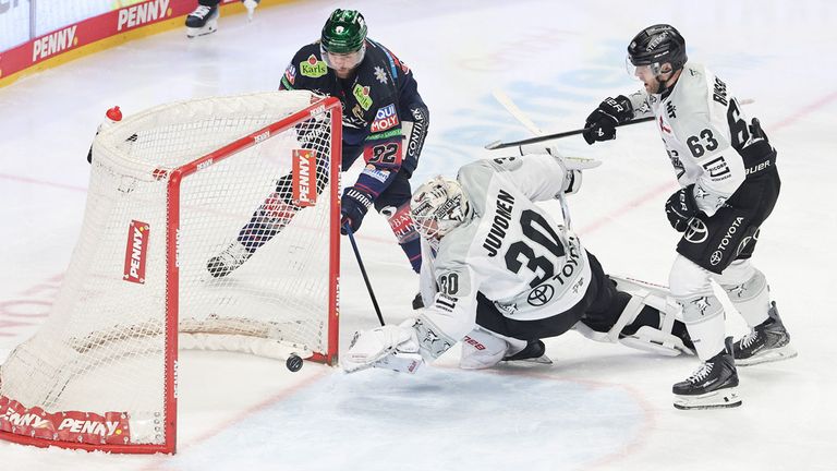 Die Eisbären Berlin besiegen die Kölner Haie in den DEL-Playoffs beim Halbfinal-Auftakt.