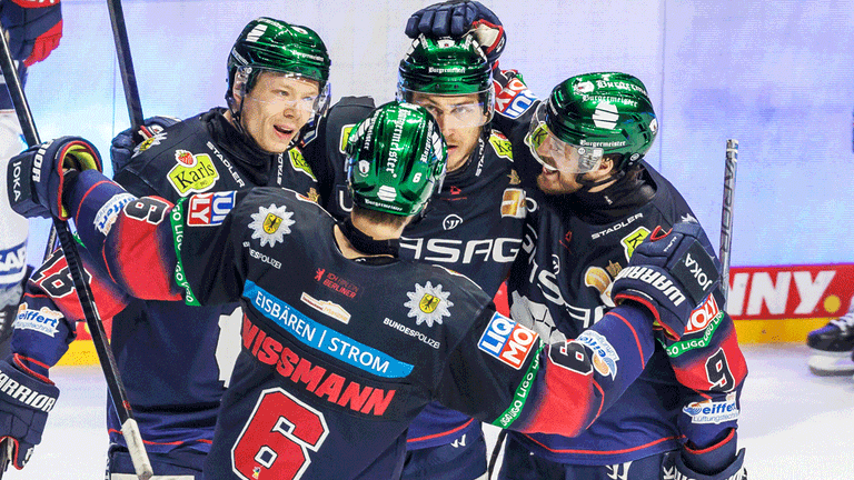 Die Eisbären Berlin bejubeln den Treffer zum 4:0 gegen die Adler Mannheim.
