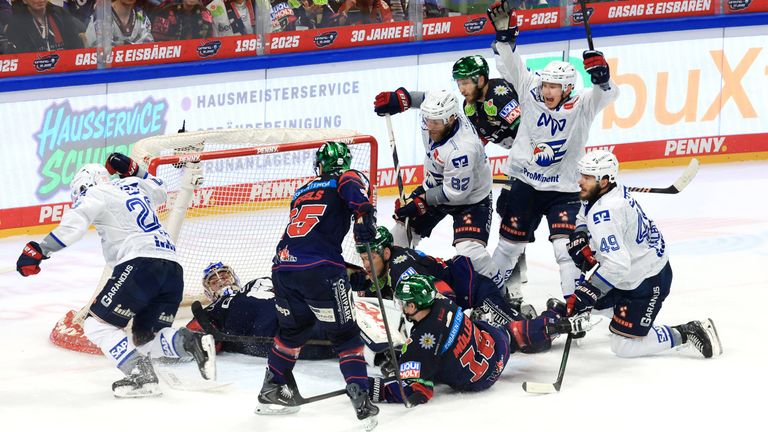 Die Eisbären Berlin verlieren einen Overtime-Krimi in Spiel 4 gegen die Adler Mannheim.