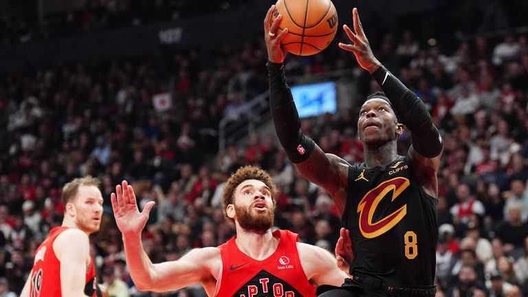 Dennis Schröder (r.) in Aktion für seine Cleveland Cavaliers.