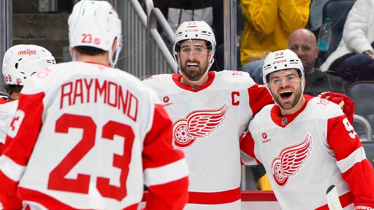 Detroit Red Wings feiern den Sieg über die Philadelphia Flyers.