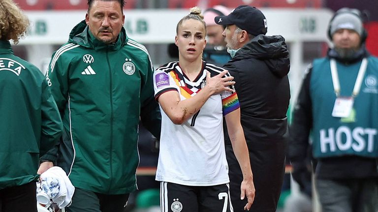 Gwinn wird nach ihrer Schulterverletzung ausgewechselt.