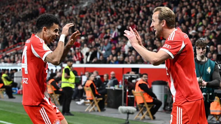 Diaz (l.) und Kane (r.) jubeln nach ihren Treffern gegen Bayer Leverkusen. Am 23. Mai trifft Bayern im DFB-Pokalfinale auf den VfB Stuttgart