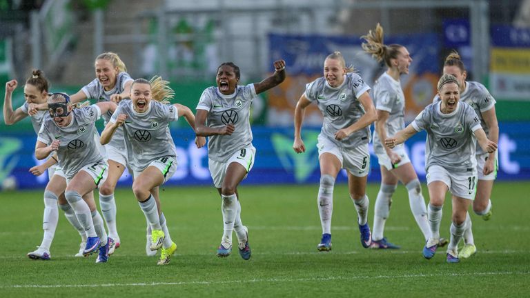 Die Wölfinnen setzten sich im Halbfinale gegen Carl Zeiss Jena im Elfmeterschießen durch und wird im Finale am 14. Mai auf den FC Bayern tre