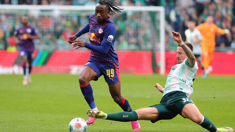 Yan Diomande (RB Leipzig) im Zweikampf gegen Marco Friedl vom SV Werder Bremen.