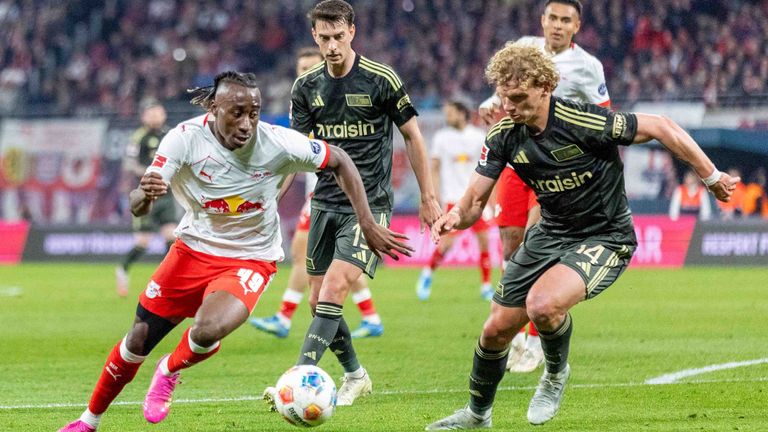 Leipzigs Yan Diomande (l.) wirbelt die Abwehr von Union Berlin durcheinander.