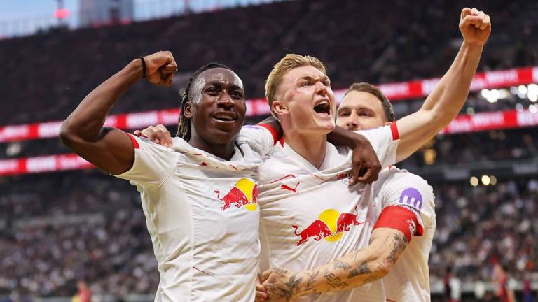 Yan Diomande und Conrad Harder bejubeln den RB-Sieg in Frankfurt. 