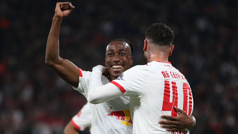 RB-Shootingstar Yan Diomande (l.) jubelt mit 2:0-Torschütze Romulo.