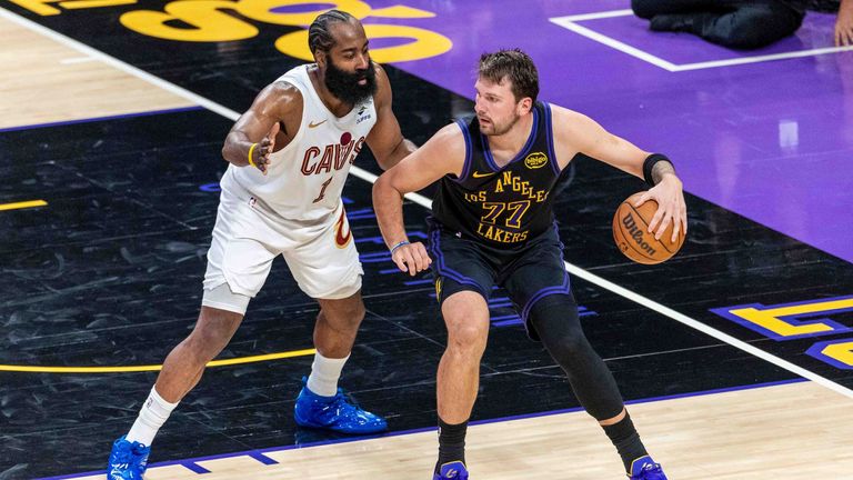  Luka Doncic postet gegen James Harden auf.
