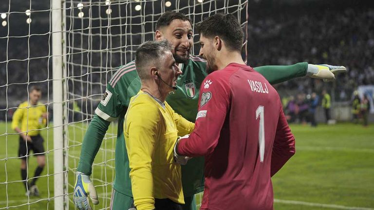 Gianluigi Donnarumma (hinten) will nicht, dass Nikola Vasilj  beim Elfmeterschießen hinter seinem Tor steht.