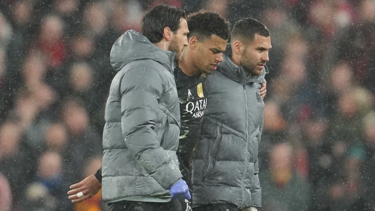 Desire Doue musste humpelnd vom Feld.