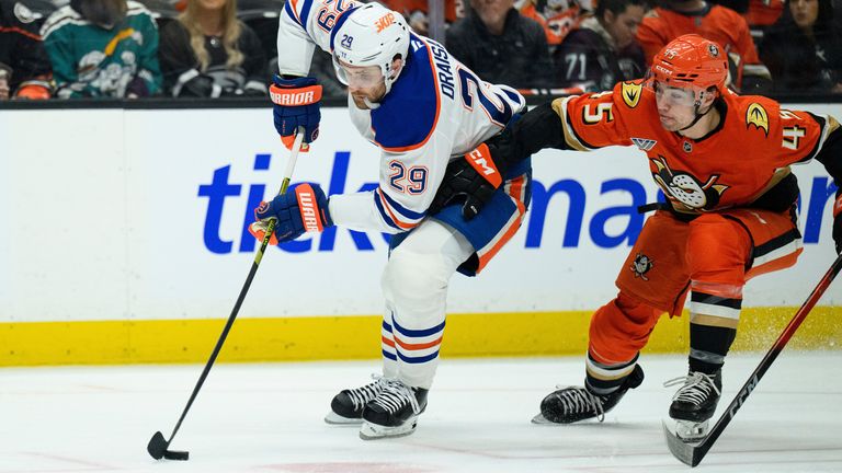 Leon Draisaitl muss mit seinen Oilers bereits die dritte Niederlage gegen Anaheim verkraften. 