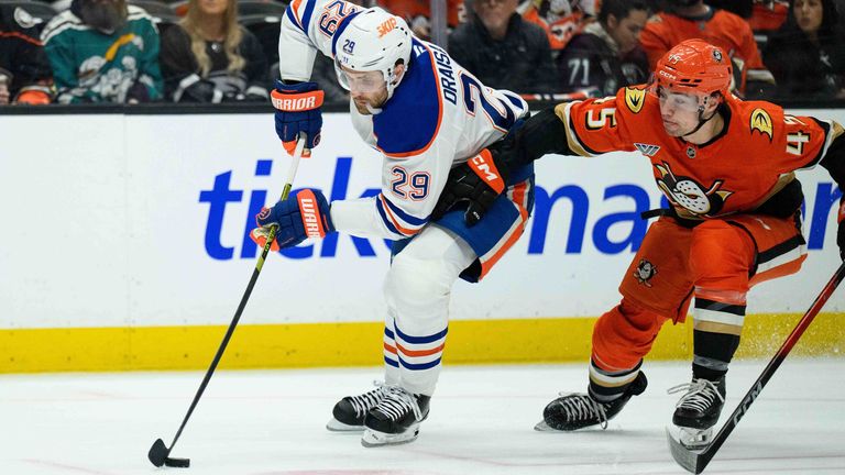 Leon Draisaitl (l.) gelingt beim Sieg seiner Edmonton Oilers gegen Anaheim Ducks ein Doppelpack.