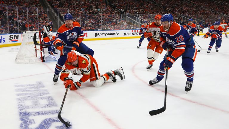 Leon Draisaitl (r.) kann die Oilers-Niederlage nicht verhindern.