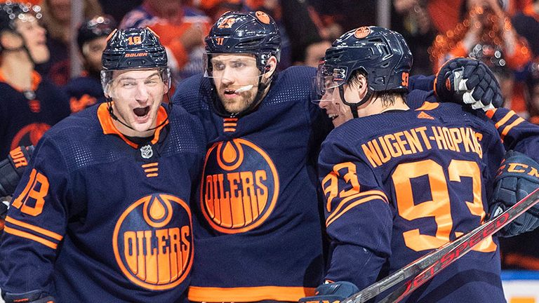 Leon Draisaitl (M) und seine Edmonton Oilers wollen in der NHL den Stanley-Cup holen.