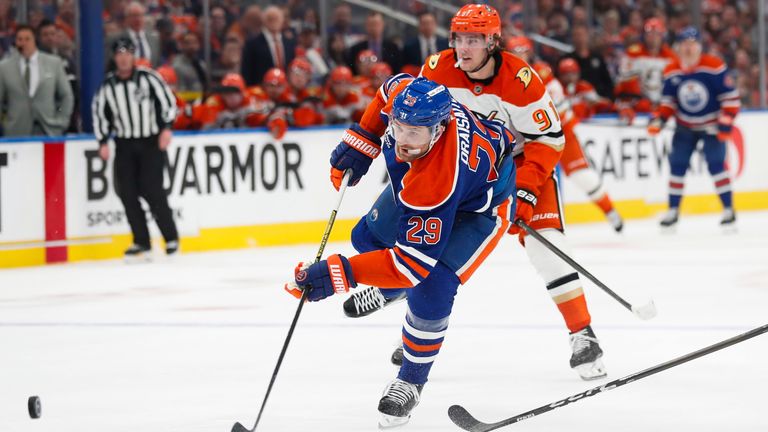 Leon Draisaitl (l.) zeigte ein starkes Comeback für die Oilers.