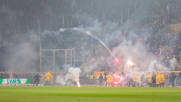 Das Zweitliga-Spiel zwischen Dresden und Hertha BSC ist von Pyrotechnik, einem Platzsturm und zweimaliger Unterbrechung überschattet worden.