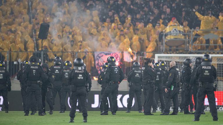 Nach dem Fan-Eklat in Dresden sind Ermittlungen eingeleitet worden.