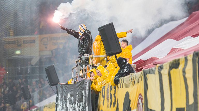 Dynamo-Fans sorgten für eine Spielunterbrechung. 