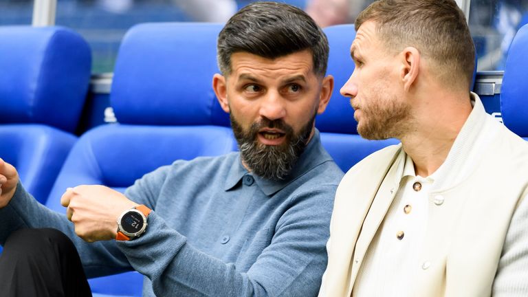 Schalke-Trainer Miron Muslic (l.) kann bald wieder auf Edin Dzeko setzen. 