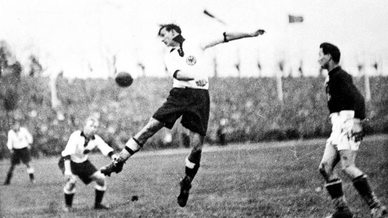 Lang ist´s her! Der jüngste deutsche Torschütze bei einer WM ist Edmund Conan. Bei der WM 1934 schoss er mit 19 Jahren ein Tor.