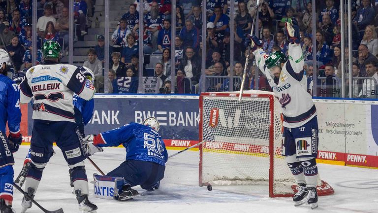 Die Eisbären Berlin feiern einen deutlichen Sieg zum Auftakt der Final-Serie bei den Adler Mannheim.