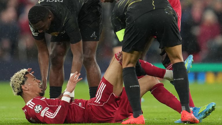 Liverpools Hugo Ekitike hat sich während des Spiels gegen PSG wohl schwerer verletzt.